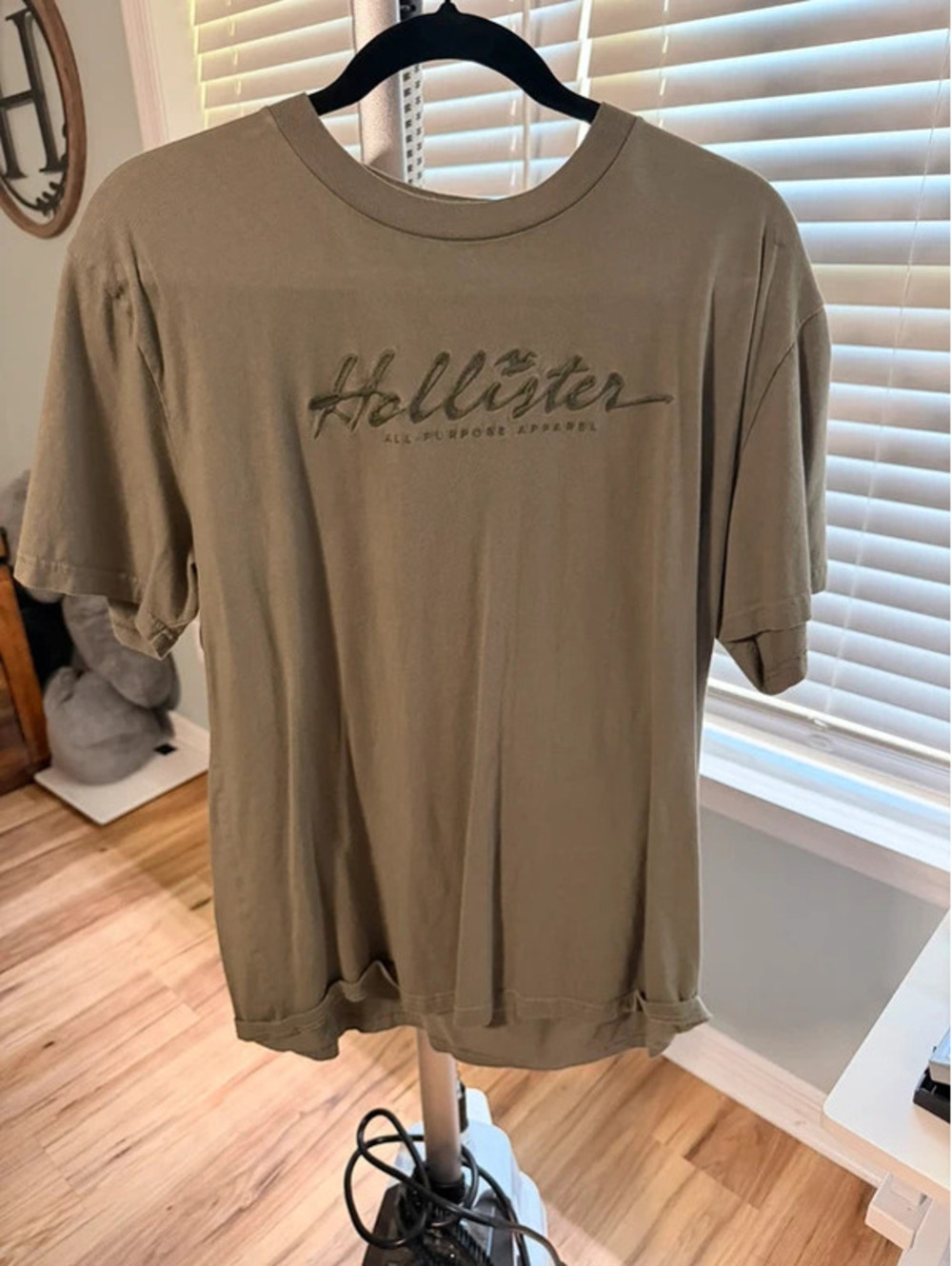 Hollister Men's Olive Green Casual T-Shirt